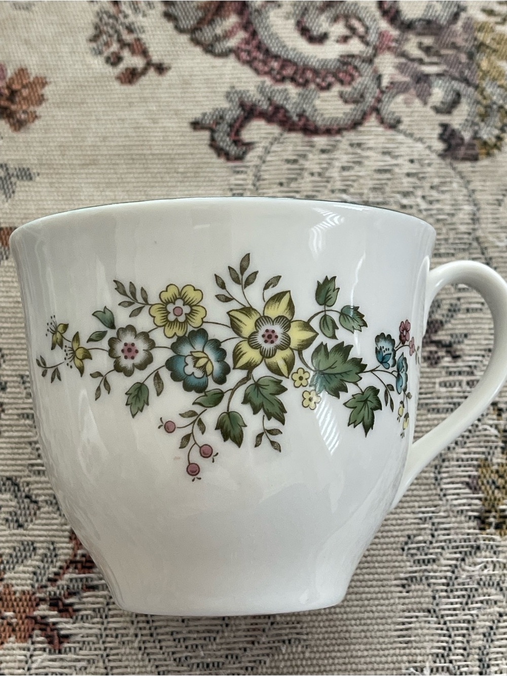 Royal doultonCampagna 20+ pcs  Bone China with Green and Yellow Flowers